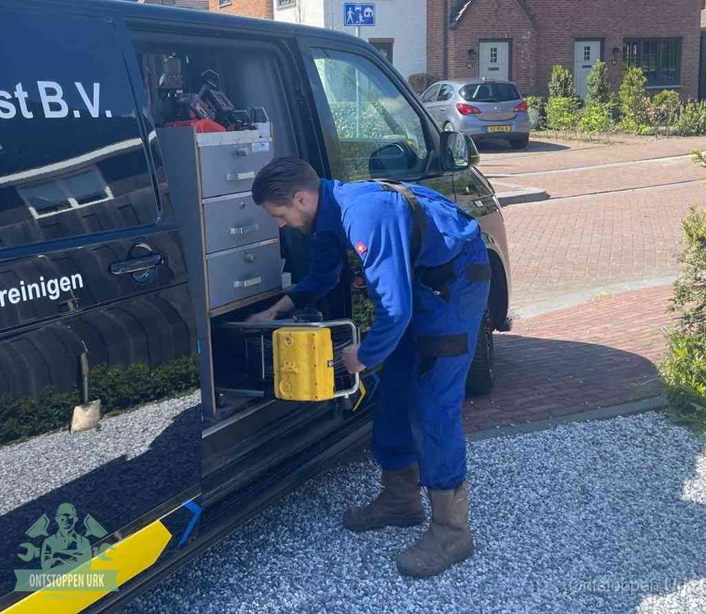 Monteur pakt gereedschap uit de bus, bespaartips voor riool ontstoppen in Urk