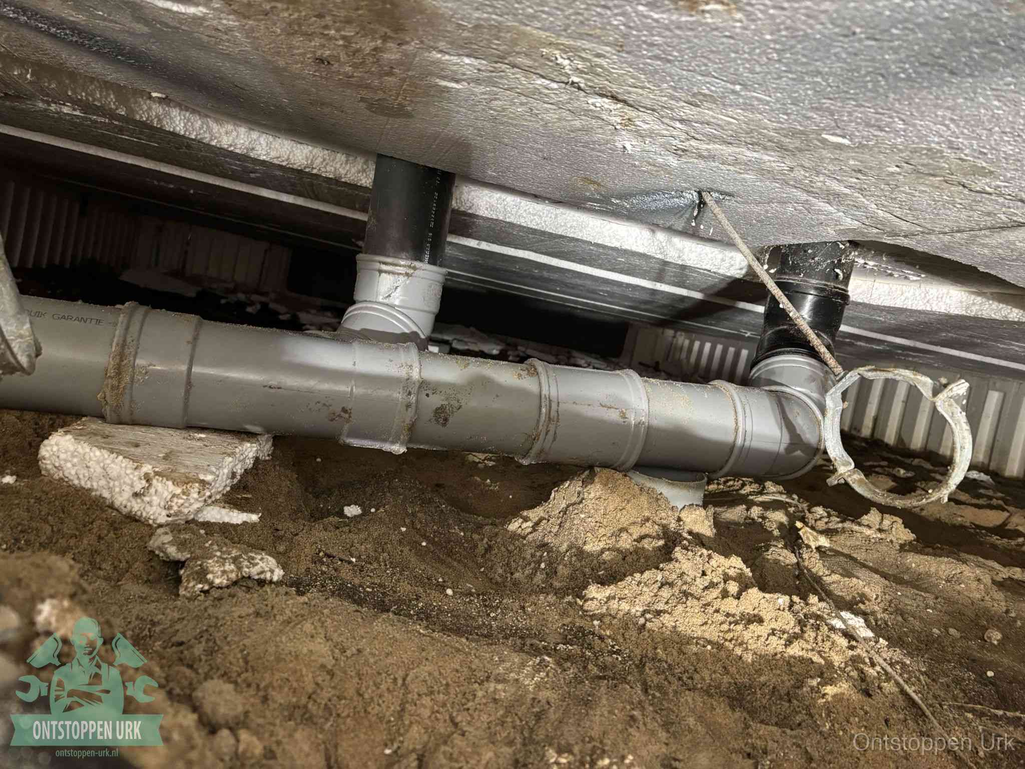 PVC-buizen in de kruipruimte van een gemengd of gescheiden rioolstelsel in Urk