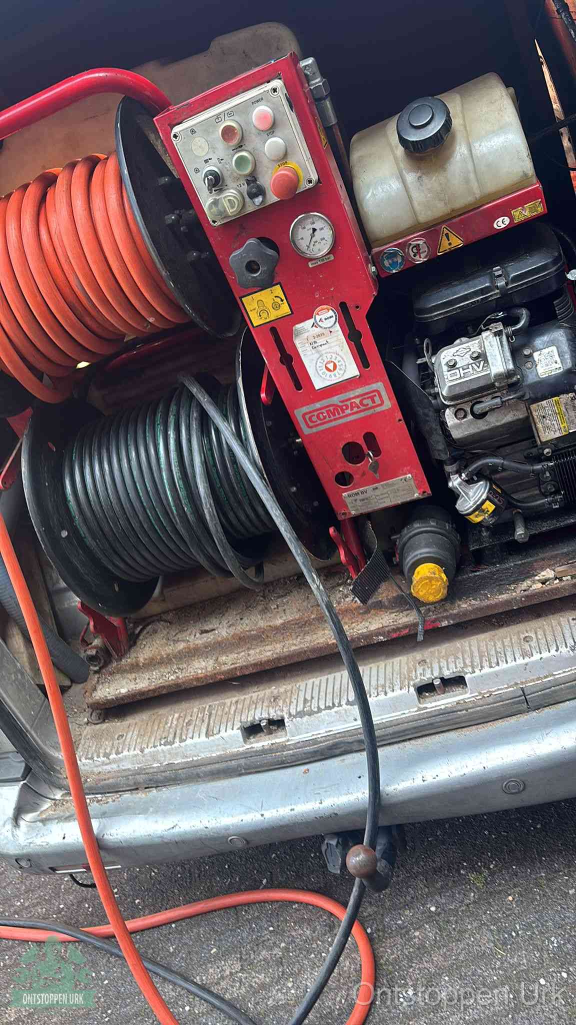 Hogedrukreiniger met slanghaspels in de bus voor het ontstoppen van het riool in Urk