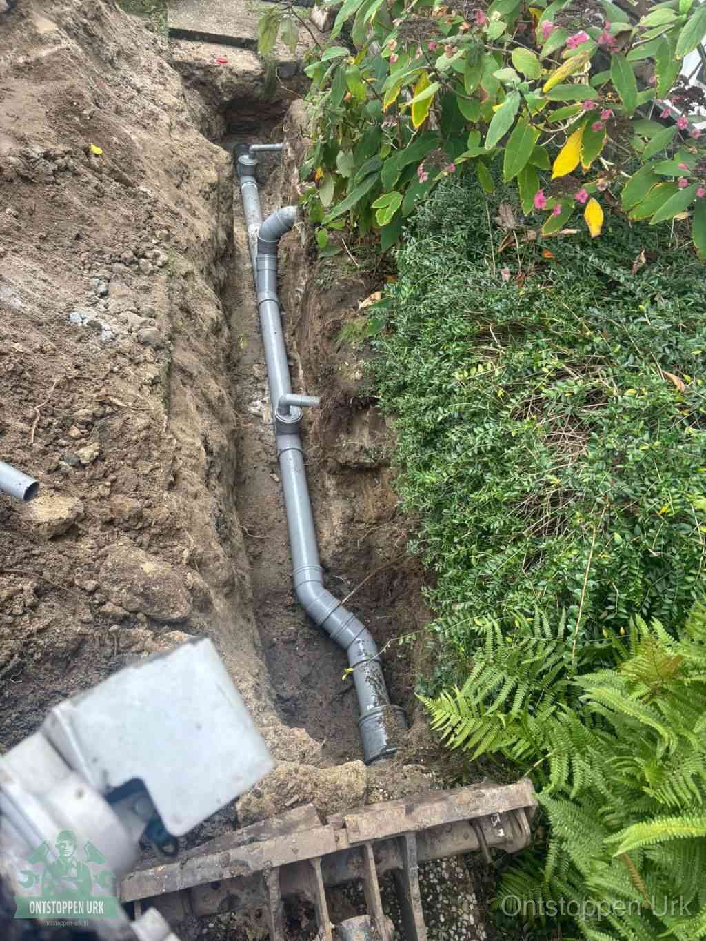 Open sleuf met nieuwe PVC-buizen, riool repareren en vervangen in Urk
