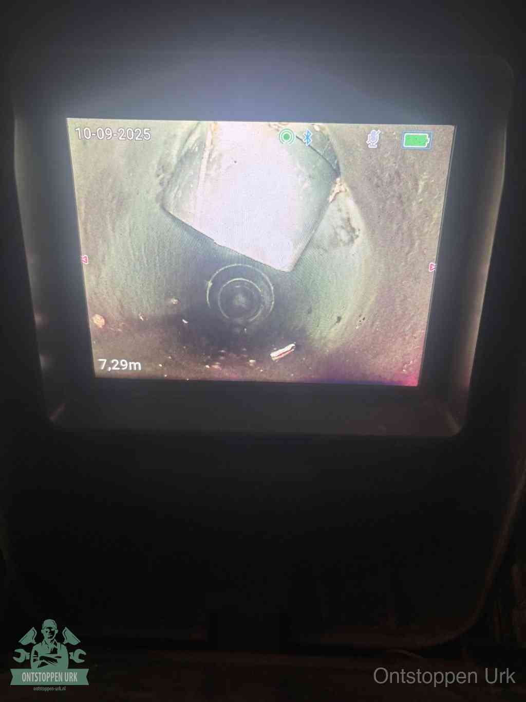 Camerabeeld van een verzakte rioolbuis diep onder de grond, een rioolverzakking in Urk