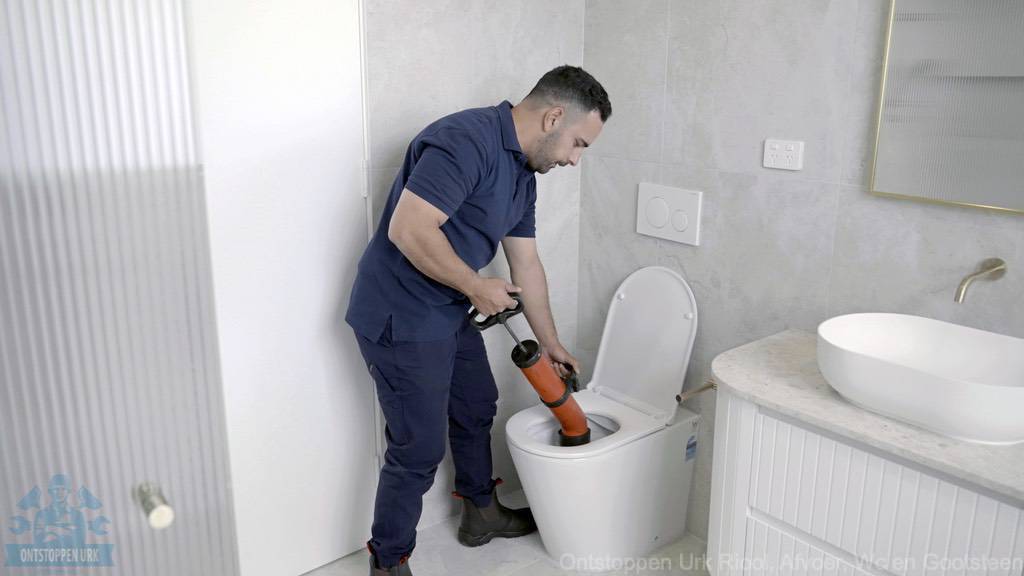 verstopping toilet urk